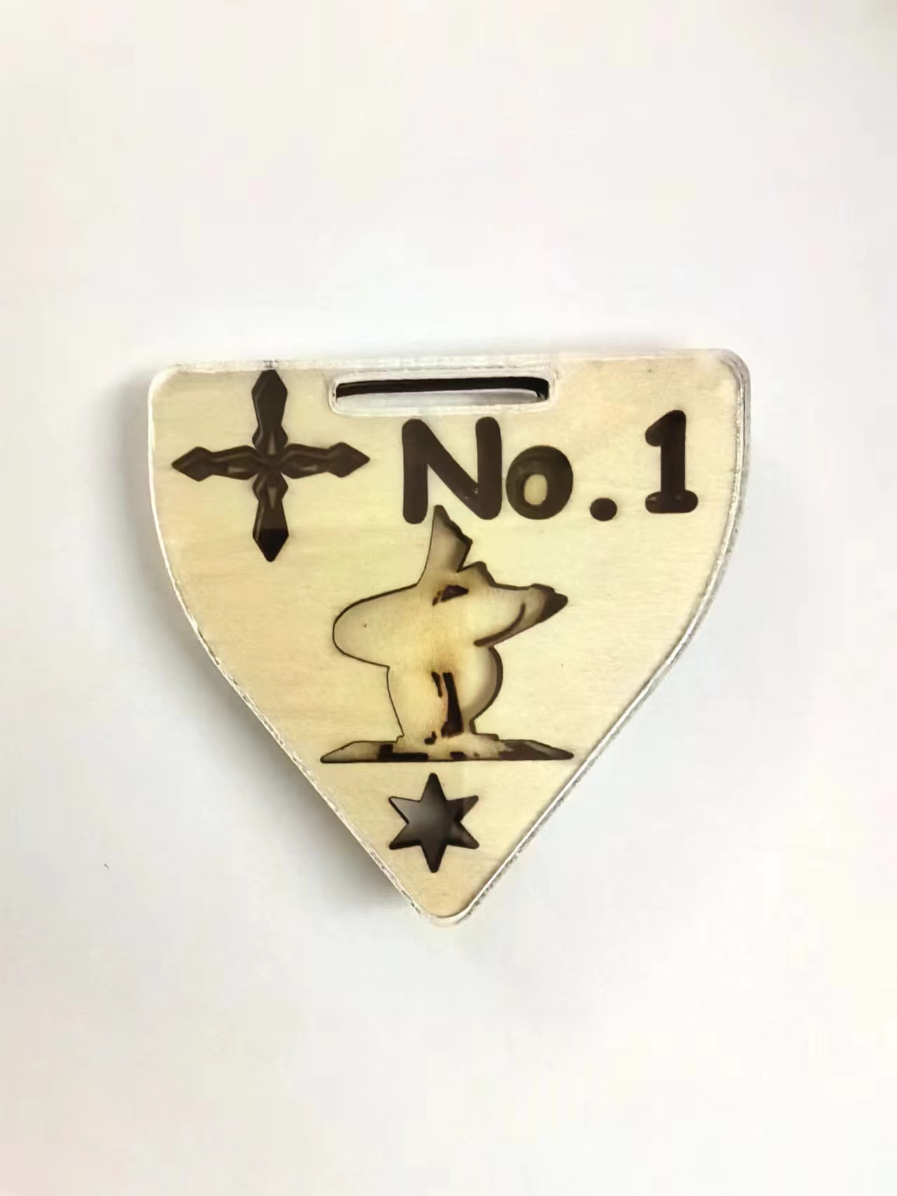 东莞科创比赛冠军奖牌，左上角是一个十字架，但是是一个激励自己的十字架，中间是东莞的地标，最下面是六角 ...